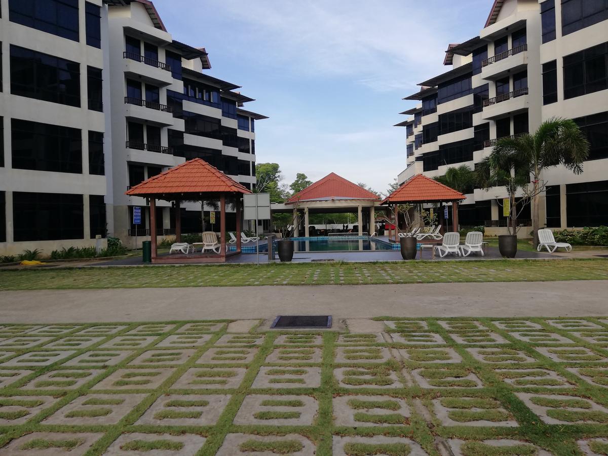 Studio At Samsuria Beach Resort Kampung Sungai Ular Exterior photo
